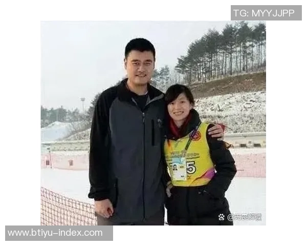 姚明与于谦的友谊之路：从篮球场到相声舞台的跨界合作与默契交流