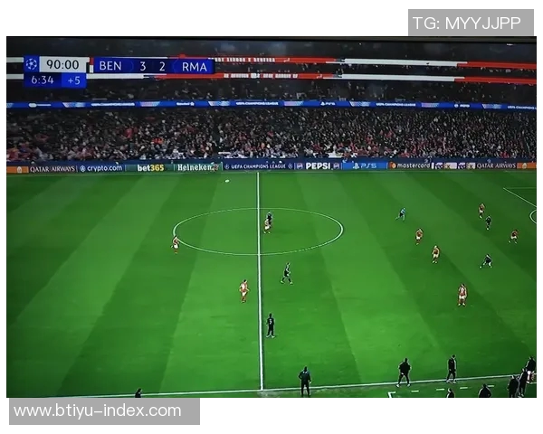 英超激战：拜仁狂胜皇马五球神奇扑救引发争议与热议