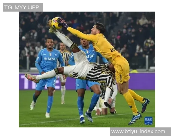 友谊赛精彩瞬间尤文图斯与那不勒斯战成平局乌龙球引发全场热议